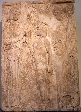 Déméter, Perséphone et  Triptolème , relief votif d'Éleusis, vers 440 av. J.-C., Musée national archéologique d'Athènes.