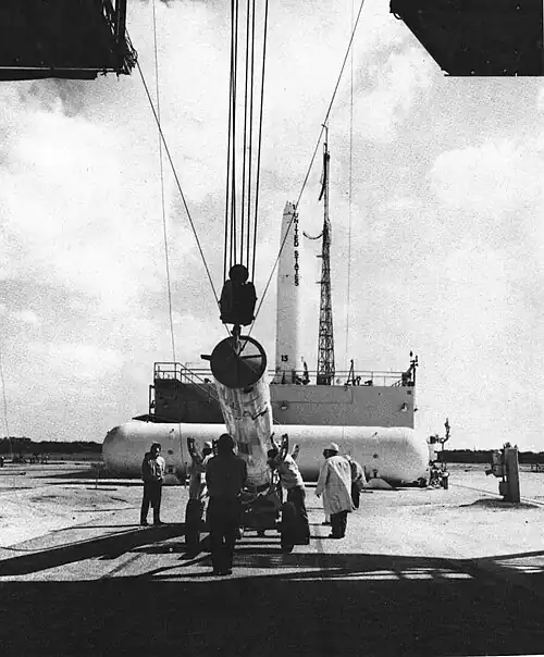 Le deuxième étage du lanceur Delta est hissé pour être fixé sur le premier étage visible au fond.