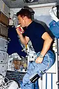 Tony England boit du Coca-Cola dans l'espace