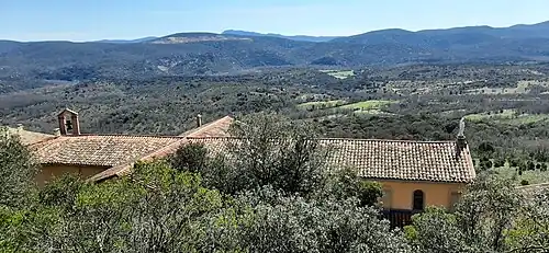 Toiture du sanctuaire et paysage.