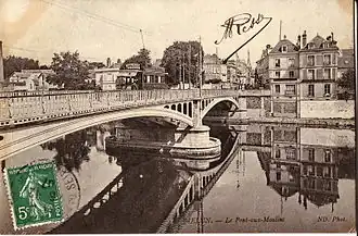 Sur le Pont-aux-Moulins.