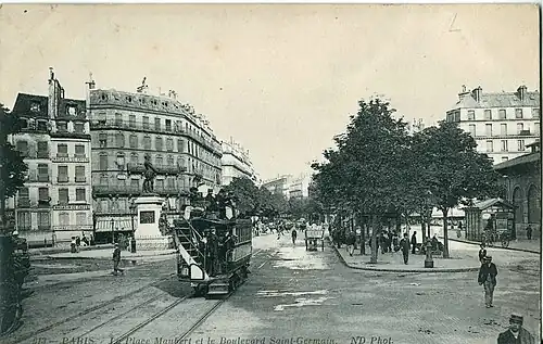 La place au début du XXe&nbsp;siècle, animée par les tramways à impériale de la Compagnie générale des omnibus.