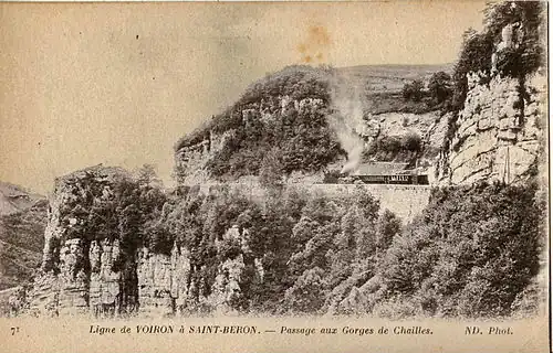 Les gorges de Chailles, au tout début du XXe&nbsp;siècle, lorsque la route qui les surplombe était utilisée par un chemin de fer secondaire, le chemin de fer de Voiron à Saint-Béron.