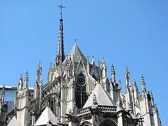 Une vue du chevet de la cathédrale et de ses arcs-boutants ajourés à double volée.