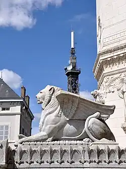 Lion de Juda devant la façade de Notre-Dame de Fourvière.