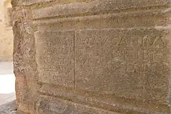 Gravure sur la pierre.