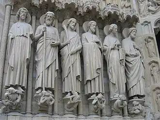 Statues du piédroit de gauche, du XIXe&nbsp;siècle : les apôtres Barthélemy, Simon, Jacques le Mineur, André, Jean et Pierre.