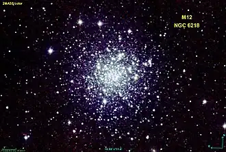M12 en infrarouge par le relevé 2MASS.