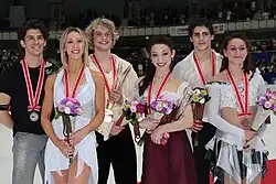 Sur le podium du Trophée NHK 2009 avec Meryl Davis & Charlie White et Vanessa Crone & Paul Poirier