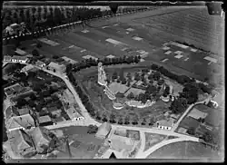 Vue aérienne des ruines du château prise entre 1920 et 1940.