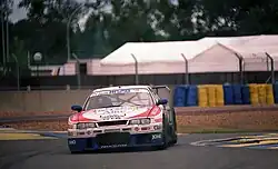 Description de l'image NISMO's Skyline GT-R LM driven by Hideo Fukuyama, Masahiko Kondou & Syunji Kasuya at the 1995 24 Hours of Le Mans.jpg.
