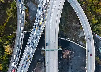 La rencontre de la New Jersey Route 139&nbsp;(en) et de la Interstate 78 in New Jersey&nbsp;(en) (une portion de la Interstate 78) à Jersey City. Novembre 2021.