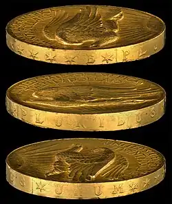 Vue de la tranche de trois pièces de monnaie comportant des étoiles et l'inscription E Pluribus Unum. Un aigle est visible sur la face.