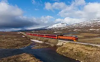 Un train de la ligne du Nordland, piloté par une locomotive Norges Statsbaner's Di 4 654. Il traverse le Saltfjellet. Mai 2018.