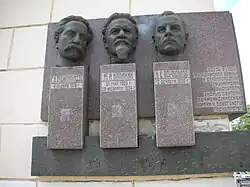 Monument sur la façade du théâtre.