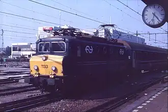 1133 (livrée gris foncé et jaune, bouclier partiellement peint).