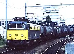 1147 (livrée gris foncé et jaune, sans bouclier).