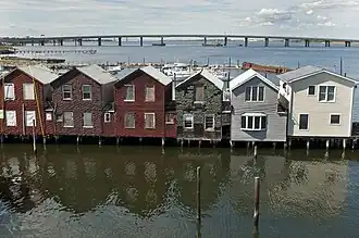 Littoral de la baie de Jamaica avec le Cross Bay Bridge en arrière plan.