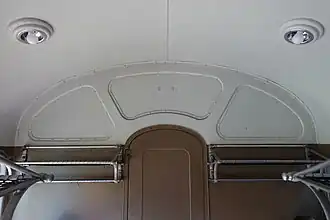 Cloison métallique et appliques.