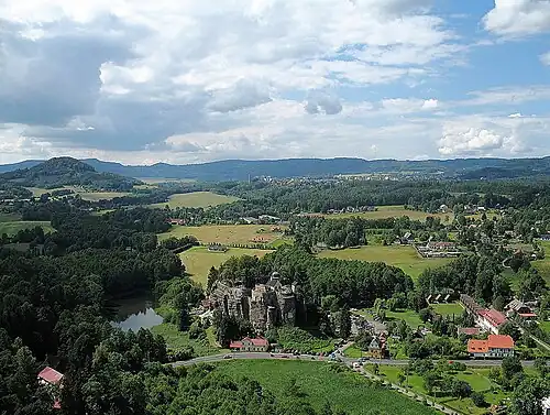 Vue sur le château rocheux de Sloup.