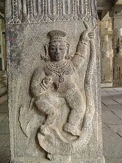 Krishna dansant sur le serpent Kaliya dans un temple de Talakadu (en), au Karnataka.