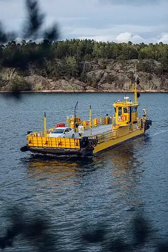 Le traversier Öjen en route vers l'embarcadère de Käldinge sur Lillandet.