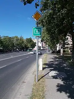 La rue Nagy Lajos király partie de la route 6 à Pécs en 2022.