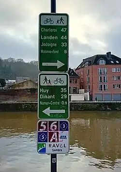 Photographie de panneaux de signalisation à Namur.