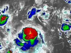 Nana à son apex juste au moment de toucher la côte du Belize.