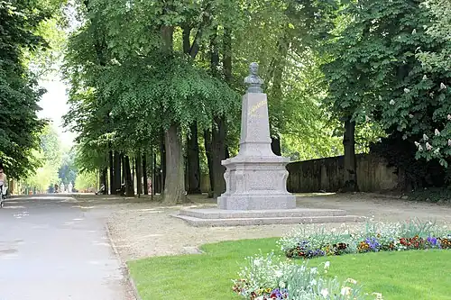 Monument à Grandville dans le parc de la Pépinière à Nancy, amputé de son allégorie.