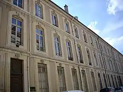 Immeuble classé, au no&nbsp;10.