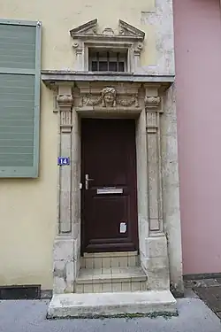 Immeuble, au 14 de la rue.