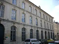 Immeuble classé, au no&nbsp;2.