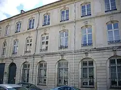 Immeuble classé, au no&nbsp;4.