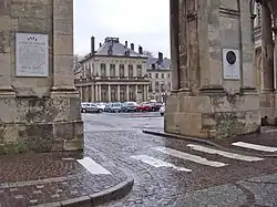 Entrée depuis la place Joseph-Malval