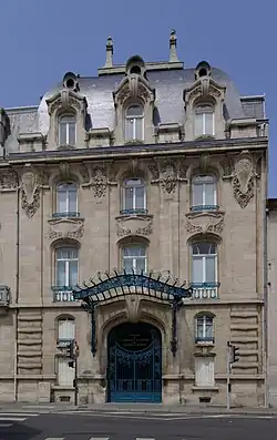 Façade sur la rue Poincaré
