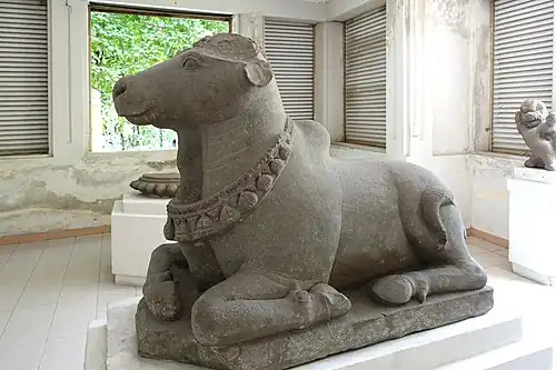 Nandin. Trà Kiệu. Xe&nbsp;siècle. Grès. H. 105&nbsp;cm; L. 122&nbsp;cm; P. 64&nbsp;cm.