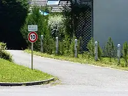 10 km/h dans une zone résidentielle à Nangy, Haute-Savoie.