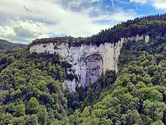 Le porche de la grotte Sarrazine.