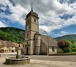 La fontaine et l'église.
