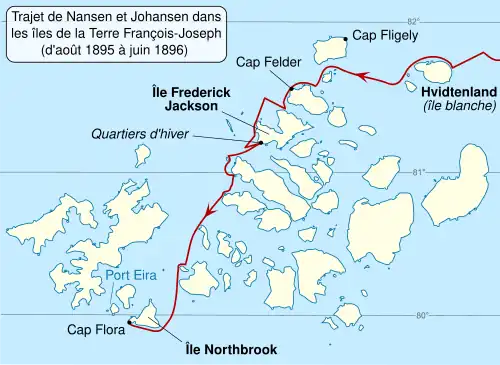 Carte des nombreuses îles éparpillées de la terre François-Joseph. Une ligne partant du coin en haut à droite pénètre l'archipel et se frayent un chemin en direction du sud. Cette ligne représente le trajet du voyage vers le cap Flora. Le lieu de l'hivernage de l'expédition Jackson est présenté sur la carte.