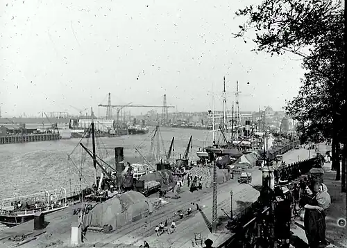 Activité  portuaire au quai de la Fosse et pont transbordeur en 1912.