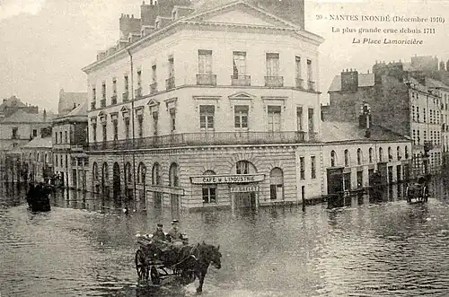 Inondation de décembre 1910 de la place Lamoricière (actuelle place René-Bouhier) et de ses rues adjacentes : l'avenue de Launay (actuel boulevard de Launay) à gauche et la rue Lamoricière à droite.
