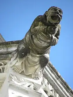 L'une des gargouilles de la tour d'escalier.