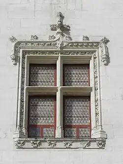 Fenêtre ornée d'un gâble.