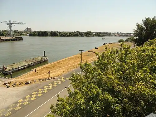 Le quai vu vers l'ouest, depuis un promontoire de la rue de l'Hermitage qui le surplombe.