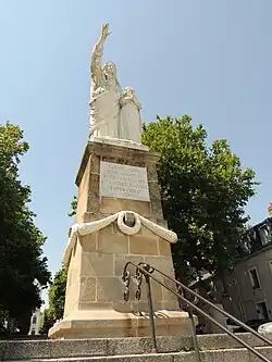 La statue et son socle.