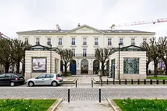 Côté ouest, l'ancienne caserne de gendarmerie