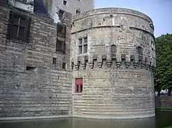 Photographie de la tour de la Rivière vue depuis les douves.