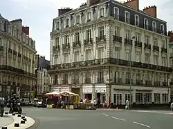 Immeuble d'habitation massif, de cinq étages.